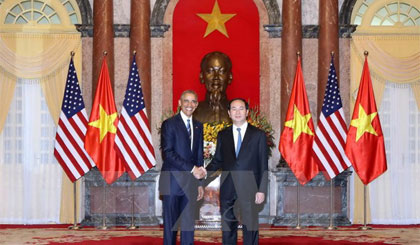 Chủ tịch nước Trần Đại Quang đón Tổng thống Hoa Kỳ Barack Obama. Ảnh: Nhan Sáng - TTXVN