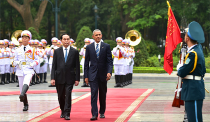 Chủ tịch nước Trần Đại Quang và Tổng thống Barack Obama duyệt đội danh dự Quân đội nhân dân Việt Nam. Ảnh: VGP/Nhật Bắc