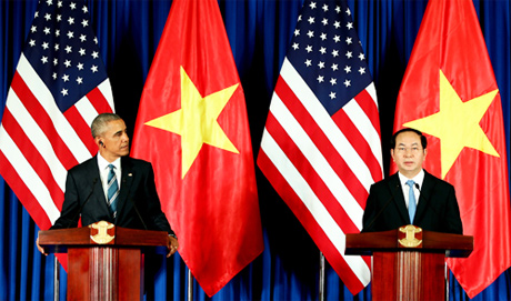 Chủ tịch nước Trần Đại Quang và Tổng thống Barack Obama đồng chủ trì họp báo quốc tế thông báo về kết quả hội đàm giữa hai bên. Ảnh: VGP/Hải Minh