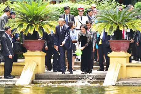 Chủ tịch Quốc hội Nguyễn Thị Kim Ngân và Tổng thống Barack Obama thăm ao cá của Hồ Chủ tịch. Ảnh: VGP/Nhật Bắc