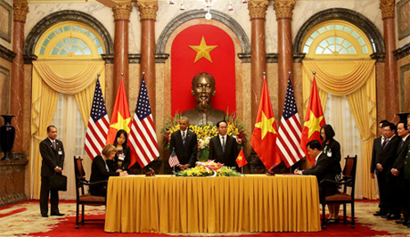 Chủ tịch nước Trần Đại Quang và Tổng thống Barack Obama chứng kiến lễ ký kết các văn kiện hợp tác giữa Việt Nam và Hoa Kỳ. Ảnh: VGP/Hải Minh