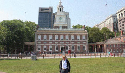 Trước Tòa nhà Tuyên ngôn Độc lập (Independence Hall)