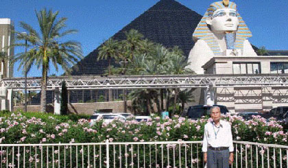          Khu liên hợp khách sạn – casino Luxor được xây dựng theo kiến trúc                  Kim tự tháp với tượng nhân sư lớn hơn tượng thật tại Ai Cập