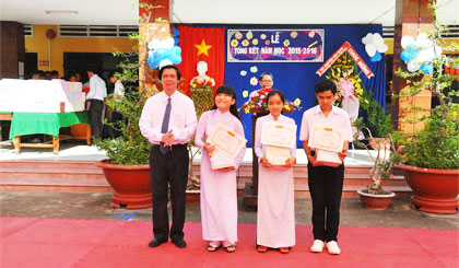 Ông Nguyễn Văn Danh, Ủy viên BCH Trung ương Đảng, Bí thư Tỉnh ủy trao thưởng cho học sinh xuất sắc nhất của 3 khối lớp.
