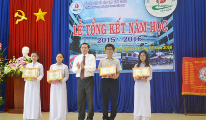 Ông Lê Văn Hưởng, Phó Bí thư Tỉnh ủy, Chủ tịch UBND tỉnh trao thưởng cho học sinh xuất sắc toàn diện 3 khối lớp và em Trịnh Gia Hân (lớp 11 Anh) là học sinh xuất sắc toàn diện của trường.