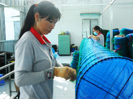 Công nhân đang may lưới ngư cụ tại Công ty Phú Đạt.