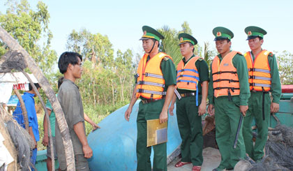 Cán bộ, chiến sĩ BĐBP Tiền Giang nắm bắt tình hình trên địa bàn phụ trách.