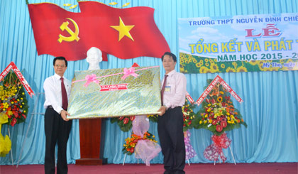 Ông Lê Hồng Quang  tặng quà lưu niệm, chúc mừng tập thể sư phạm nhà trường.