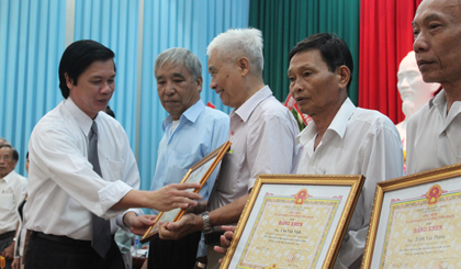 Ông Nguyễn Văn Danh, Ủy viên BCH Trung ương Đảng, Bí thư Tỉnh ủy trao thưởng cho người cao tuổi trong phong trào “Tuổi cao - gương sáng”.