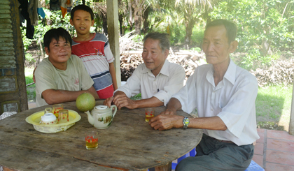 Cán bộ Hội Người cao tuổi xã Tân Mỹ Chánh đến thăm gia đình anh Huỳnh Minh Trí, thành viên của CLB.
