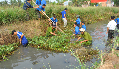 Đoàn Thanh niên huyện Tân Phú Đông ra quân lao động vệ sinh môi trường, khai thông dòng chảy kinh rạch tại xã  Phú Thạnh.  
