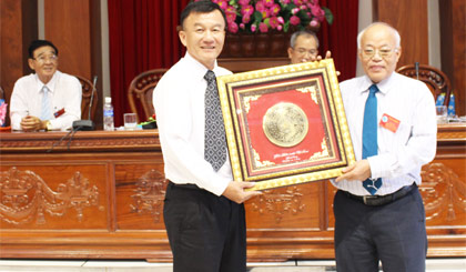 Ông Nguyễn Minh Thuần, Chủ tịch Hội Chăn nuôi tỉnh Tiền Giang nhận quà lưu niệm của Hội Chăn nuôi Việt Nam.