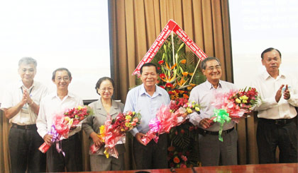 Ban Giám hiệu Trường Đại học Tiền Giang tặng hoa tri ân các thầy cô giáo và lãnh đạo có nhiều đóng góp cho sự phát triển của trường