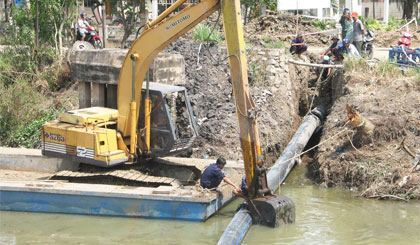 Công nhân thi công Dự án Cấp nước cho huyện Tân Phú Đông.