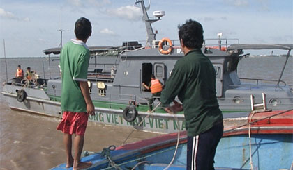 Tàu BĐBP cứu hộ ngư dân.