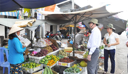 Chủ tịch UBND tỉnh Lê Văn Hưởng khảo sát tình trạng lấn chiếm lề đường, gây mất ATGT tại chợ Bình Đức vào ngày 28-4 vừa qua.