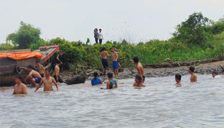 Người dân và du khách tham gia tắm cồn trong ngày Tết Đoan Ngọ.