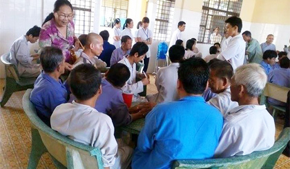 Cô Nguyễn Thị Hồng thăm hỏi bệnh nhân trước khi khám mắt.