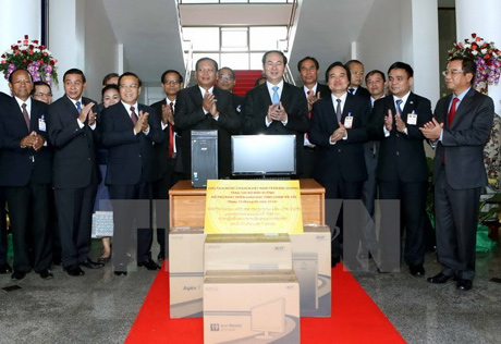 Chủ tịch nước Trần Đại Quang trao tặng100 bộ máy vi tính cho tỉnh Champasak. Ảnh: Nhan Sáng/TTXVN