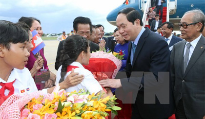 Thiếu nhi Campuchia tặng hoa chào đón Chủ tịch nước Trần Đại Quang và Phu nhân tại sân bay Quốc tế Phnom Penh. Ảnh: Nhan Sáng/TTXVN