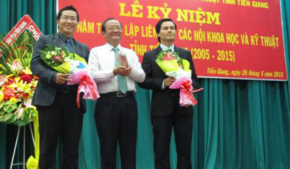 Ông Trần Thanh Đức, Phó Chủ tịch UBND tỉnh tặng hoa  chúc mừng 2 tân tiến sĩ  (tiến sĩ Trần Hồng Mơ đứng bên phải).