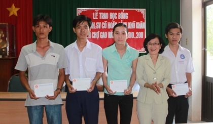 Bà Đồng Thị Bạch Tuyết, Chủ tịch Hội Khuyến học tỉnh trao học bổng cho học sinh, sinh viên nghèo vượt khó học tốt.