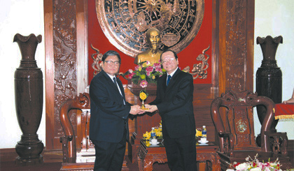 Phó Chủ tịch UBND tỉnh Trần Thanh Đức tặng Tổng Lãnh sự nước Cộng hòa Dân chủ nhân dân Lào biểu tượng lưu niệm của tỉnh.