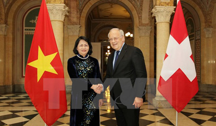 Phó Chủ tịch nước Đặng Thị Ngọc Thịnh hội kiến Tổng thống Thụy Sĩ, ngài Johann Schneider-Ammann. Ảnh: Quang Hải/TTXVN