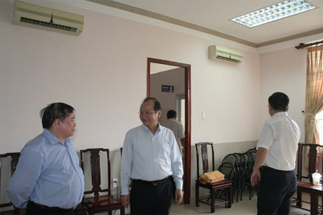 Thứ trưởng Bộ GĐ&ĐT Bùi Văn Ga (bìa trái)  kiểm tra công tác chuẩn bị thi tại Trường ĐH Tiền Giang.