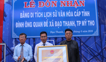 Ông Nguyễn Tấn Phong, Phó Giám đốc Sở VH-TT&DL trao Bằng Di tích cho đại diện chính quyền và Ban Quản lý Đình Ông Quan Đế.