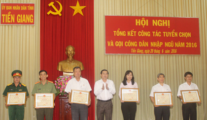 Ông Lê Văn Hưởng, Chủ tịch UBND tỉnh tặng Bằng khen cho các tập thể.