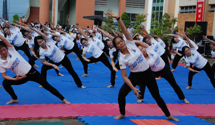 - Các huấn luyện viên và học viên Yoga của Tiền Giang biểu diễn bài tập yoga