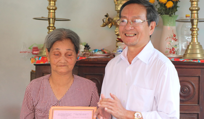 Ông Phan Văn Hà (Chủ tịch Hội Bảo trợ BNN-TMC-NKT) trao quyết định tặng nhà cho bà Nguyễn Thị Khanh.