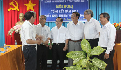 Lãnh đạo Liên hiệp hội Việt Nam, Liên hiệp hội Tiền Giang, UBND tỉnh trao đổi với đại biểu tại Hội nghị Tổng kết năm 2015.