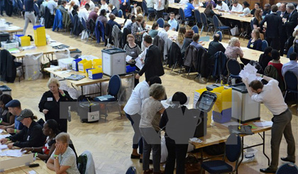 Cơ quan chức năng kiểm phiếu trưng cầu ý dân ở London ngày 24-6. Nguồn: EPA/TTXVN