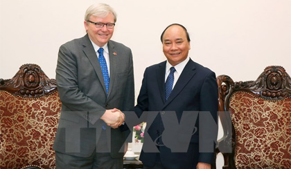 Thủ tướng Nguyễn Xuân Phúc tiếp ông Kevin Rudd, cựu Thủ tướng Australia. Ảnh: Thống Nhất/TTXVN