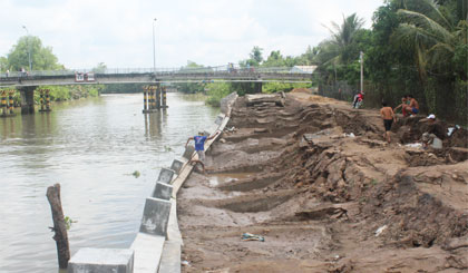 Bờ kè sông Bảo Định ngừng thi công để chờ kiểm tra.