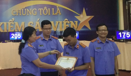 Lãnh đạo Viện Kiểm sát nhân dân tỉnh trao giải Nhất cho Đội Gò Công Tây.