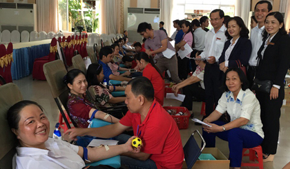 Công đoàn viên Agribank Tiền Giang  tham gia hiến máu nhân đạo.
