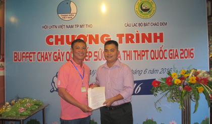 Đại diện Ban Chấp hành Hội LHTN Việt Nam TP. Mỹ Tho trao Quyết định tổ chức “Chương trình Buffet chay gây quỹ tiếp sức mùa thi THPT Quốc gia năm 2016” cho CLB Bát cháo đêm.
