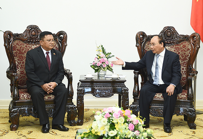 Thủ tướng Nguyễn Xuân Phúc và Đại sứ Myanmar tại Việt Nam Win HLaing. Ảnh: VGP/Quang Hiếu