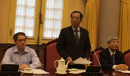 Đồng chí Đào Việt Trung, Ủy viên Trung ương Đảng, Chủ nhiệm Văn phòng Chủ tịch nước  công bố Nghị quyết số 144/2016/QH của Quốc hội. Ảnh: TH