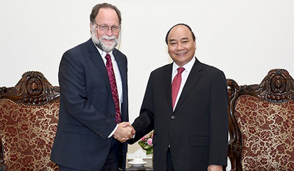Thủ tướng Nguyễn Xuân Phúc tiếp ông Ricardo Hausmann, Giám đốc Trung tâm Phát triển quốc tế của Đại học Havard. Ảnh: VGP/Quang Hiếu