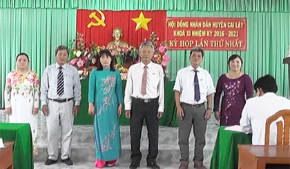 Các cán bộ chủ chốt của HĐND huyện Cai Lậy ra mắt.