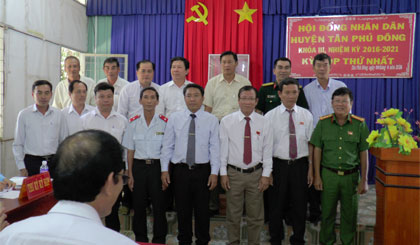 Các cán bộ chủ chốt của UBND huyện Tân Phú Đông ra mắt.