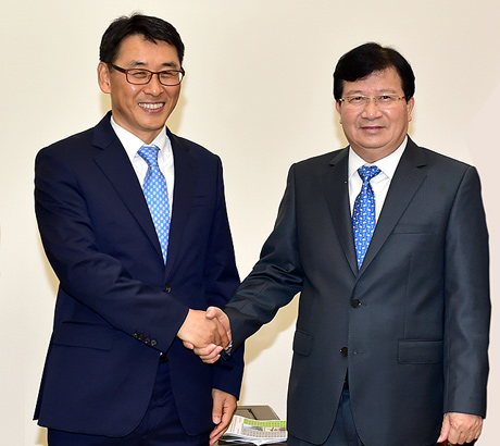 Phó Thủ tướng Trịnh Đình Dũng và ông Jung Yeon In, Tổng Giám đốc Doosan Vina. Ảnh: VGP/Nhật Bắc