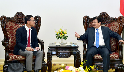 Phó Thủ tướng Trịnh Đình Dũng tiếp ông Roongrote Rangsiyopath, Chủ tịch kiêm Giám đốc điều hành Tập đoàn SCG Thái Lan. Ảnh VGP/Nhật Bắc