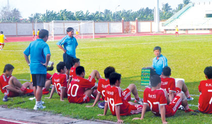 Ban Huấn luyện đội bóng bàn chiến thuật giữa trận đấu.
