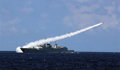 Tên lửa được bắn đi từ tàu chiến của Trung Quốc trong cuộc tập trận tại Biển Đông. Nguồn: THX