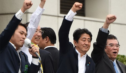 Thủ tướng Nhật Bản Shinzo Abe (ở giữa) trong chiến dịch tranh cử tại Tokyo ngày 9-7. Nguồn: AFP